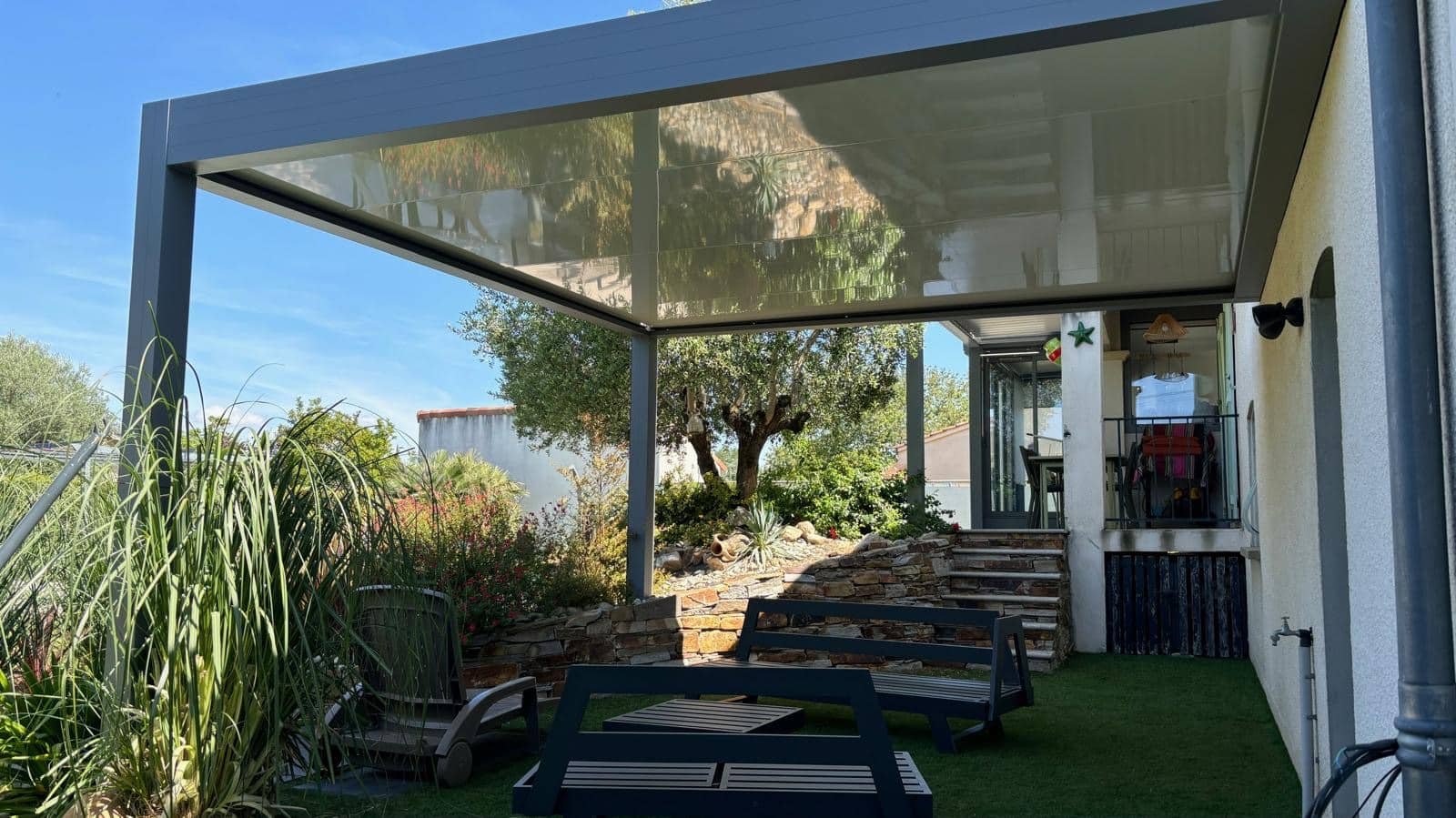 Carport adossé au mur