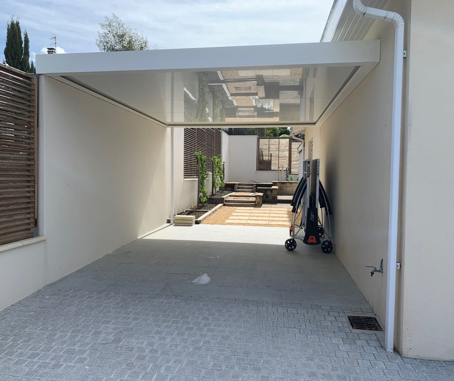 Carport entre deux murs